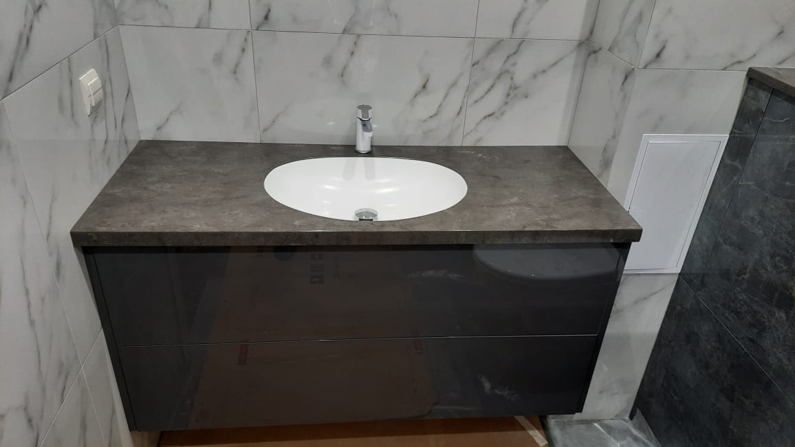 Темная тумба Мебель в ванную, столешница из камня, красивая ванна, раковина под столешницей.