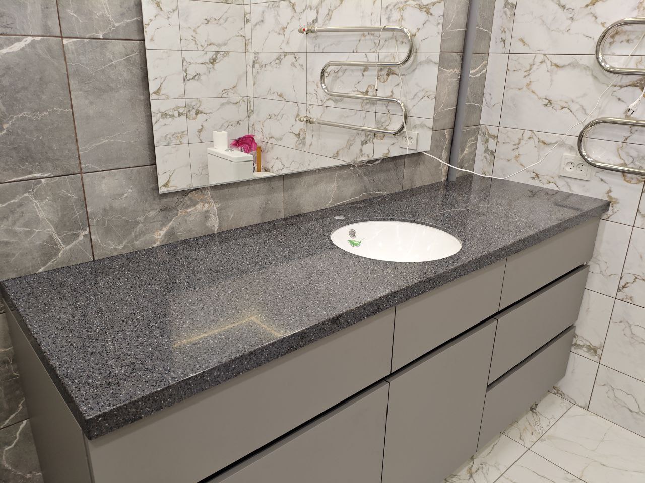 Мебель в ванную, столешница из камня, красивая ванна, раковина под столешницей.