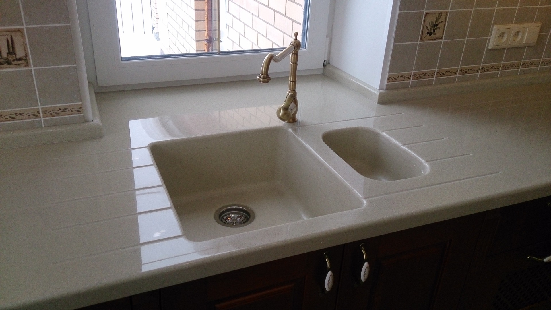 врезка мойки из искусственного камня в столешницу своими руками